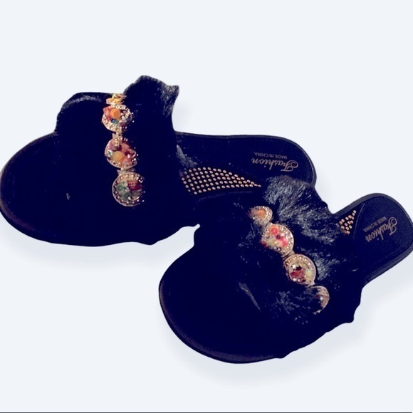 Sandals Fluffy NWT - Picture 1 of 4